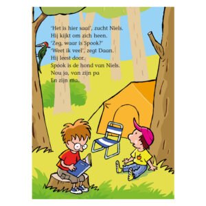 Twee jongens kamperen in het bos met een gele tent en een specht in de boom.