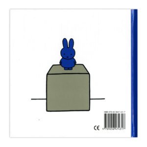 Nijntje in blauw jurkje staand op een sokkel tegen witte achtergrond op boekcover achterkant