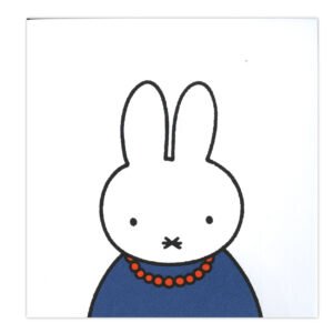 Close-up illustratie van met mevrouw Pluis met rode kralenketting en blauw jurkje