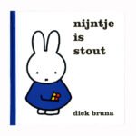 Boekcover Voorzijde Nijntje is Stout van Dick Bruna met nijntje in blauwe jurk