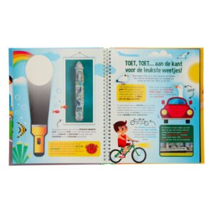 Kinderboek binnenpagina over vliegveld met vliegtuig en zoeklamp effect