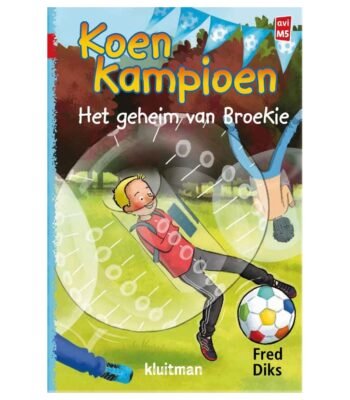 Boekcover Koen Kampioen - Het geheim van Broekie met jongen in opblaasbare voetbal en voetbalveld