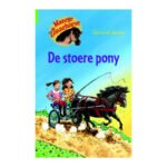 Boekcover Manege de Zonnehoeve - De stoere pony van Manege De Zonnehoeve met twee meisjes in kar achter zwarte pony De Stoere Pony