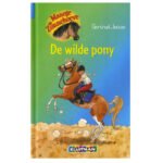 Boekcover Manege de Zonnehoeve - De wilde pony van Gertrud Jetten met meisje op steigerend paard