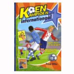 Boekomslag Koen Kampioen gaat internationaal met voetbalscène Koen Kampioen Gaat Internationaal
