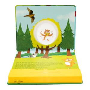 Interactief kinderboek met projector en bosillustratie van kat Matti in boom