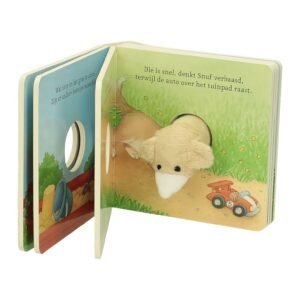 Binnenpagina van Mijn hondje babyboek met zachte honden vingerpop