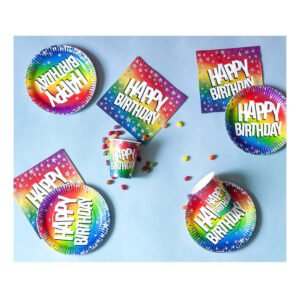 Kleurrijke regenboog Happy Birthday feestset met bordjes, bekers en servetten op blauwe achtergrond