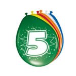 Groene feestballon met groot cijfer 5 en stapel gekleurde ballonnen erachter Cijferballonnen 5 jaar