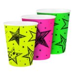 Neon gekleurde feestbekers met zwarte sterrenprint in geel roze en groen Neon Party Bekers