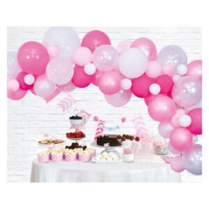 Roze en witte ballonnenboog boven feesttafel met sweets en snacks