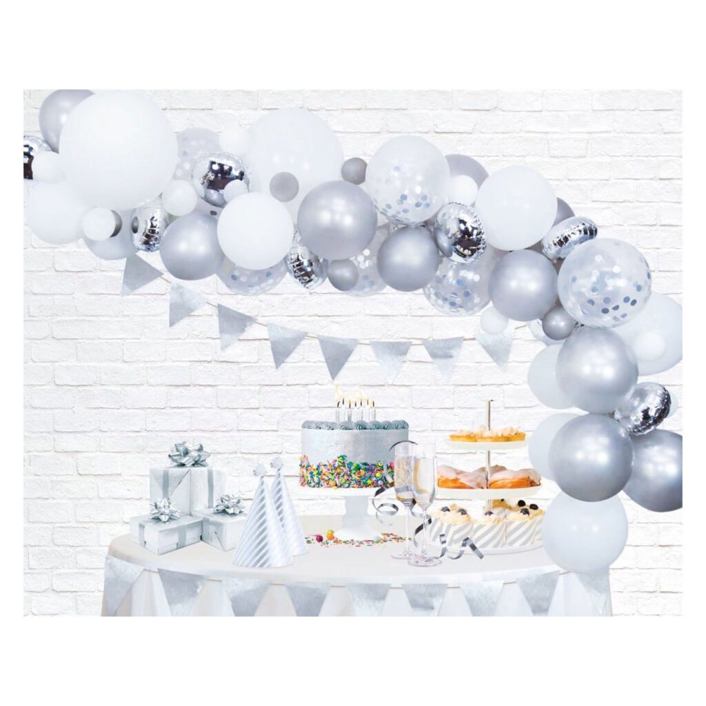 Zilver en witte ballonnenboog boven feesttafel met taart en decoratie ballonnenboog set zilver