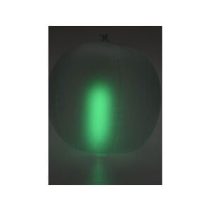 Glow in the dark opblaasbare bal met groene lichtstaaf in het donker