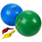 Opgeblazen punch ballonnen blauw en groen met kleine lege ballonnen speel- & feestballonnen