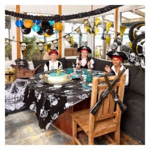 Kinder piratenfeest met versiering taart en verklede kinderen