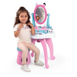 Kind speelt met Gabby's Dollhouse kaptafel speelgoedset met spiegel en kruk