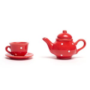 rode porseleinen theepot met kopje en schotel met witte stippen