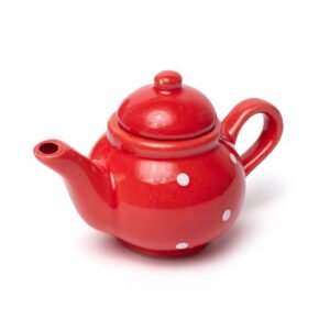 rode porseleinen theepot met witte stippen close-up