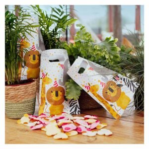 cadeauzakjes met jungle dieren en snoep op houten tafel