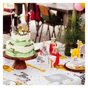 Safari kinderfeestje met taart en dieren decoratie op tafel