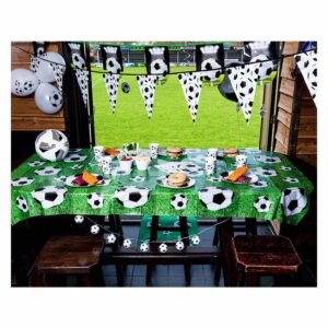 voetbal kinderfeestje tafel met snacks en stadion achtergrond