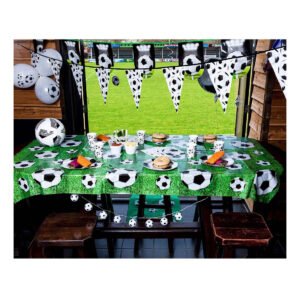 Voetbalfeest tafel decoratie met snacks en zwart-witte voetbal versiering