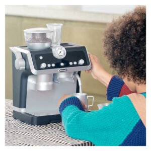 Kind speelt met DeLonghi La Specialista espressomachine speelgoed