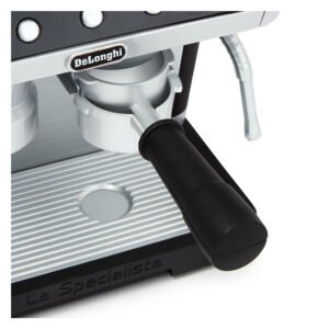 Detail van portafilter van speelgoed koffiemachine DeLonghi