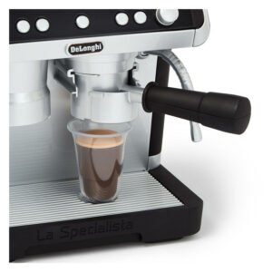 Close-up van speelgoed espressomachine met koffie in glas
