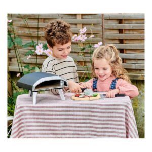 kinderen spelen met speelgoed pizza oven in tuin
