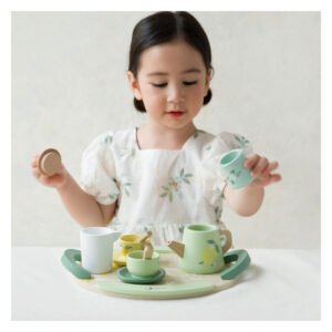 meisje speelt houten theeservies kind speelgoed