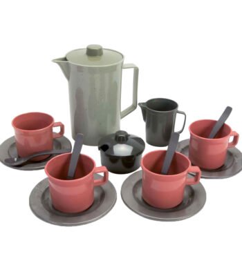 kinder theeservies met groene kan en rode kopjes op schotels Dantoy Koffieset