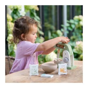 peuter speelt met houten speelgoed mixer in tuin