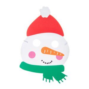 close-up sneeuwpop gezicht masker met wortelneus en rode muts