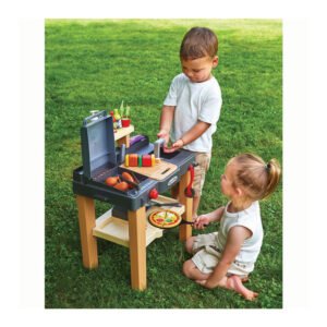 kinderen spelen met speelgoed barbecue in tuin