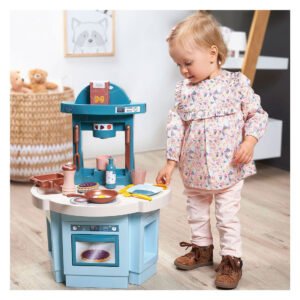 peuter speelt met blauwe speelkeuken speelgoed