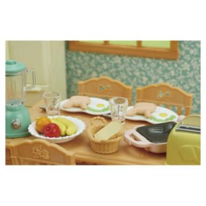 Close-up speelgoed bord met ei en konijnvormig broodje ontbijt