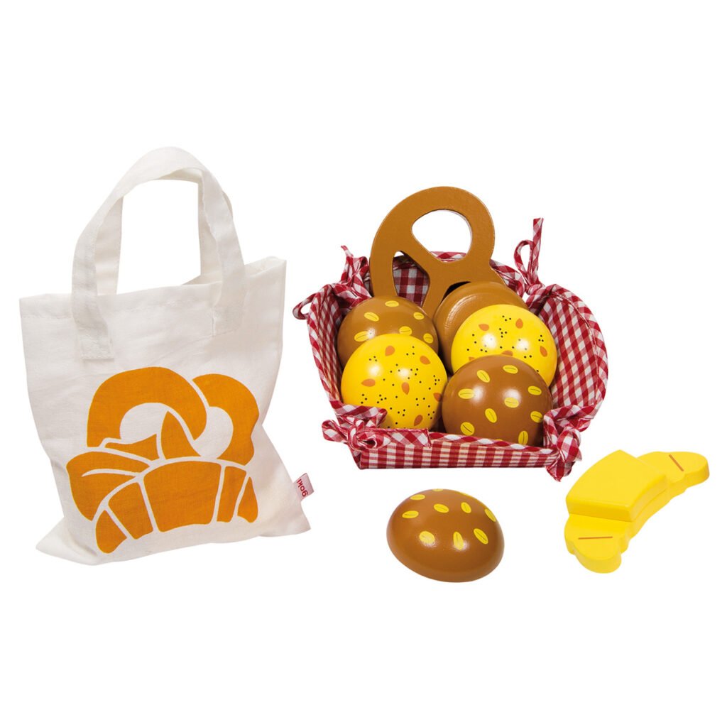 Canvas tas met croissant print naast houten speelgoed ontbijtset met broodjes en eieren in mandje Goki Ontbijtmand/picknickset met houten brood