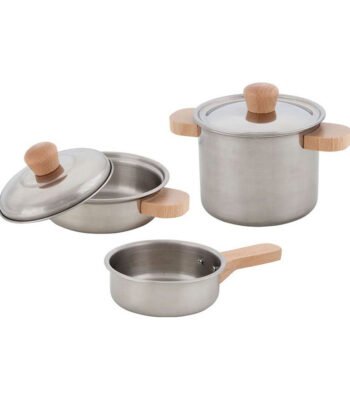 RVS pannenset met houten handgrepen en deksels op witte achtergrond Goki Pannen Kookset Metaal