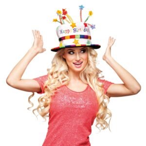 Blonde vrouw met feestelijke happy birthday hoed en opgestoken handen