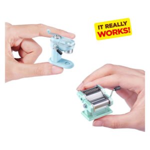 Mini pasta machine speelgoed in hand met draaihendel