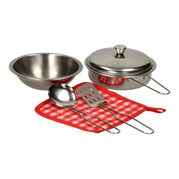 RVS speelgoed keukenset met pan, kom en keukengerei op rood kleed Pannenset 6dlg