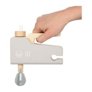 hand bedient houten speelgoed mixer voor kinderen close up