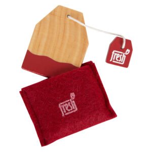 houten theezakje met rood vilten zakje speelgoed