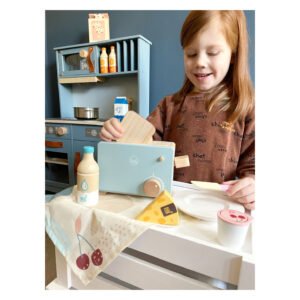 kind speelt met houten speelgoed broodrooster en keukenset