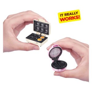 mini wafelmaker speelgoed in hand met kleine wafels