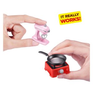 Miniatuur speelgoed keukenapparaten met roze mixer en rode kookplaat