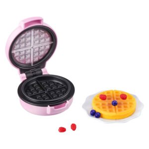 roze mini wafelmaker open met speelgoed wafel op bord