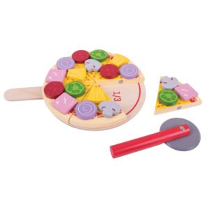 Houten speelgoed pizza met toppings en pizzasnijder