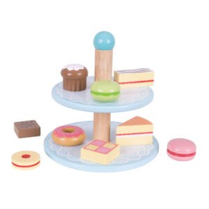 Houten taartstandaard met speelgoed macarons en gebakjes